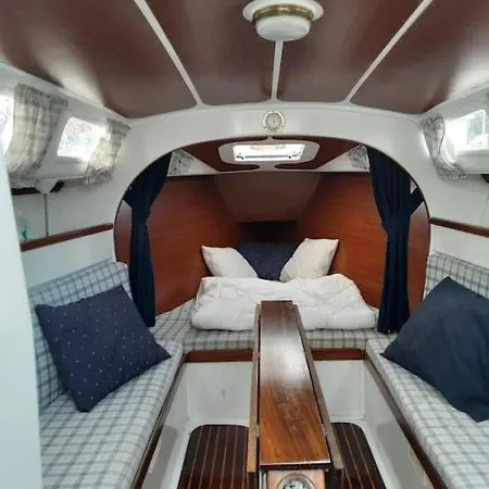 Bateau-hôtel Vintage Sailboat In Belem Lisboa