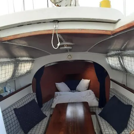 Bateau-hôtel Vintage Sailboat In Belem Lisboa