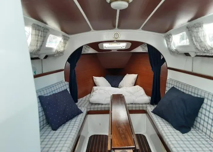 Botel Vintage Sailboat In Belém Lissabon