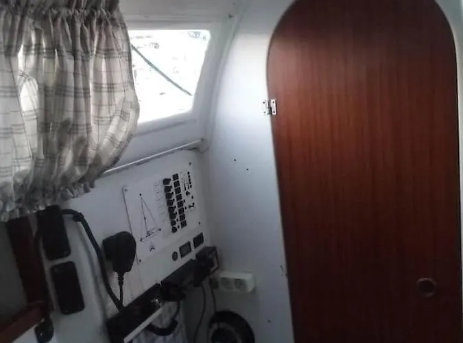 Vintage Sailboat In Belem Botel Lissabon